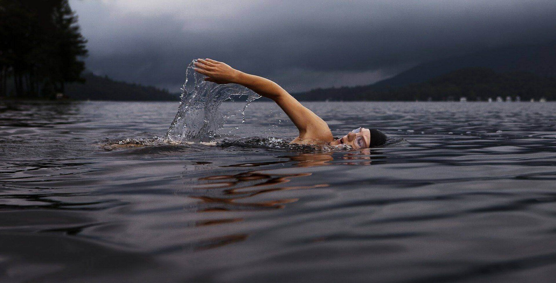 Gelenkschonende Sportarten Schwimmen schont die Gelenke