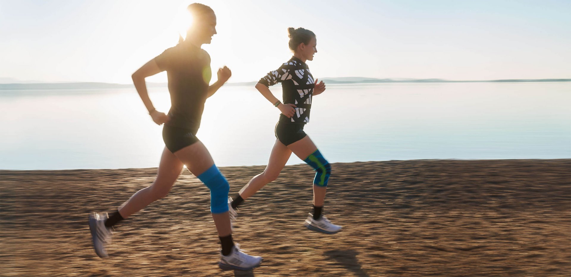 Die Läuferinnen Anna und Marie Hahner laufen am Strand