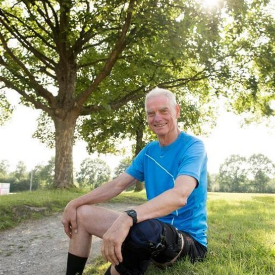Portrait von Wilhelm Kraatz, der trotz Gonarthrose und hohen Alters sportliche Erfolge feiert.