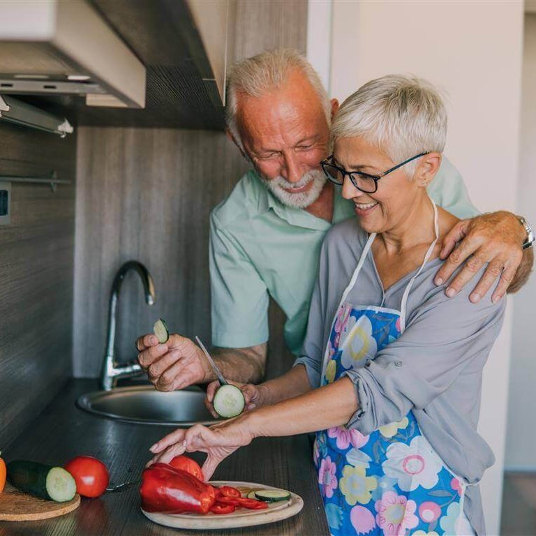Das Bild zeigt, ein Mann und eine Frau, die zusammen kochen. Wir erklären, warum eine gesunde Ernährung bei Arthrose wichtig ist und wie diese sich gestalten sollte.