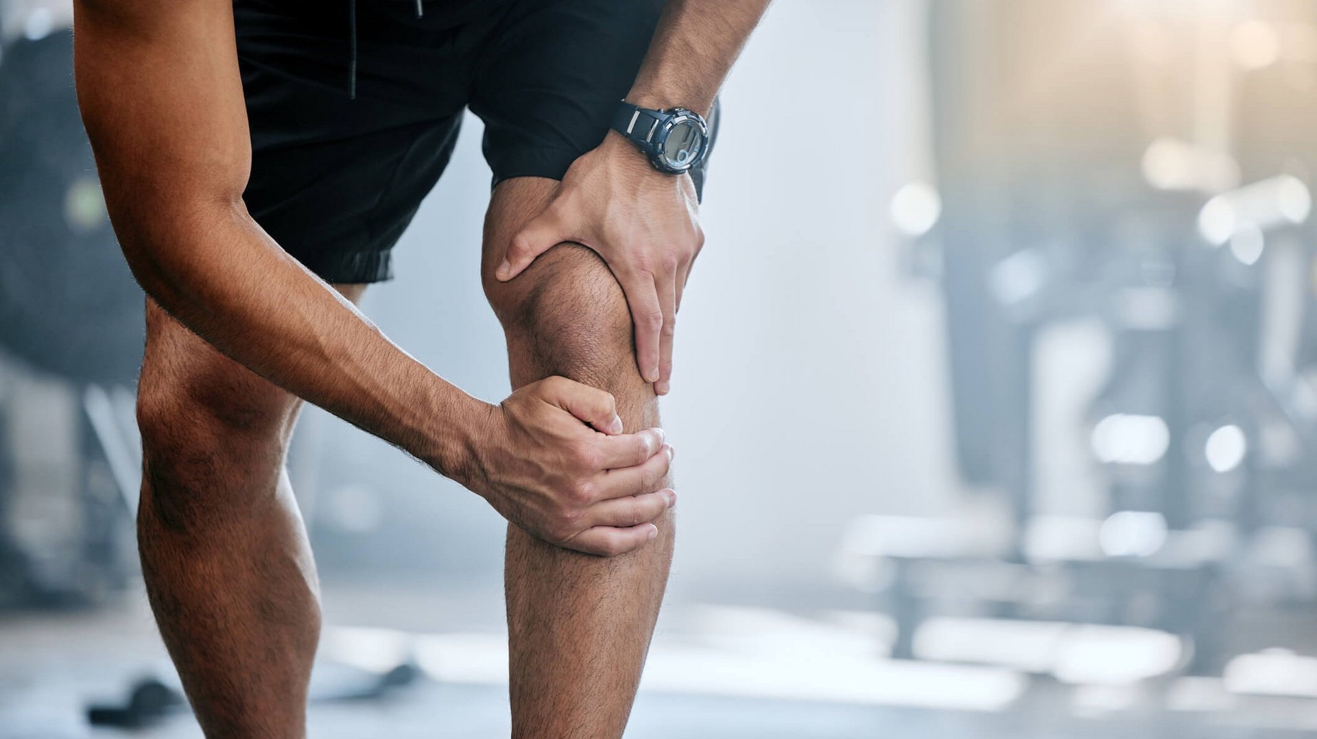 Bildausschnitt eines Mannes mit Knieschmerzen beim Sport.