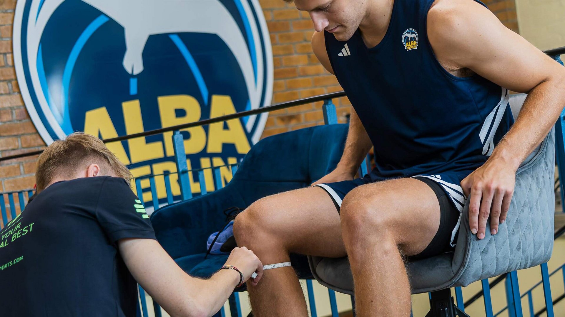 Vermessung eines Alba Berlin Athleten durch einen Mitarbeiter von Bauerfeind Sports
