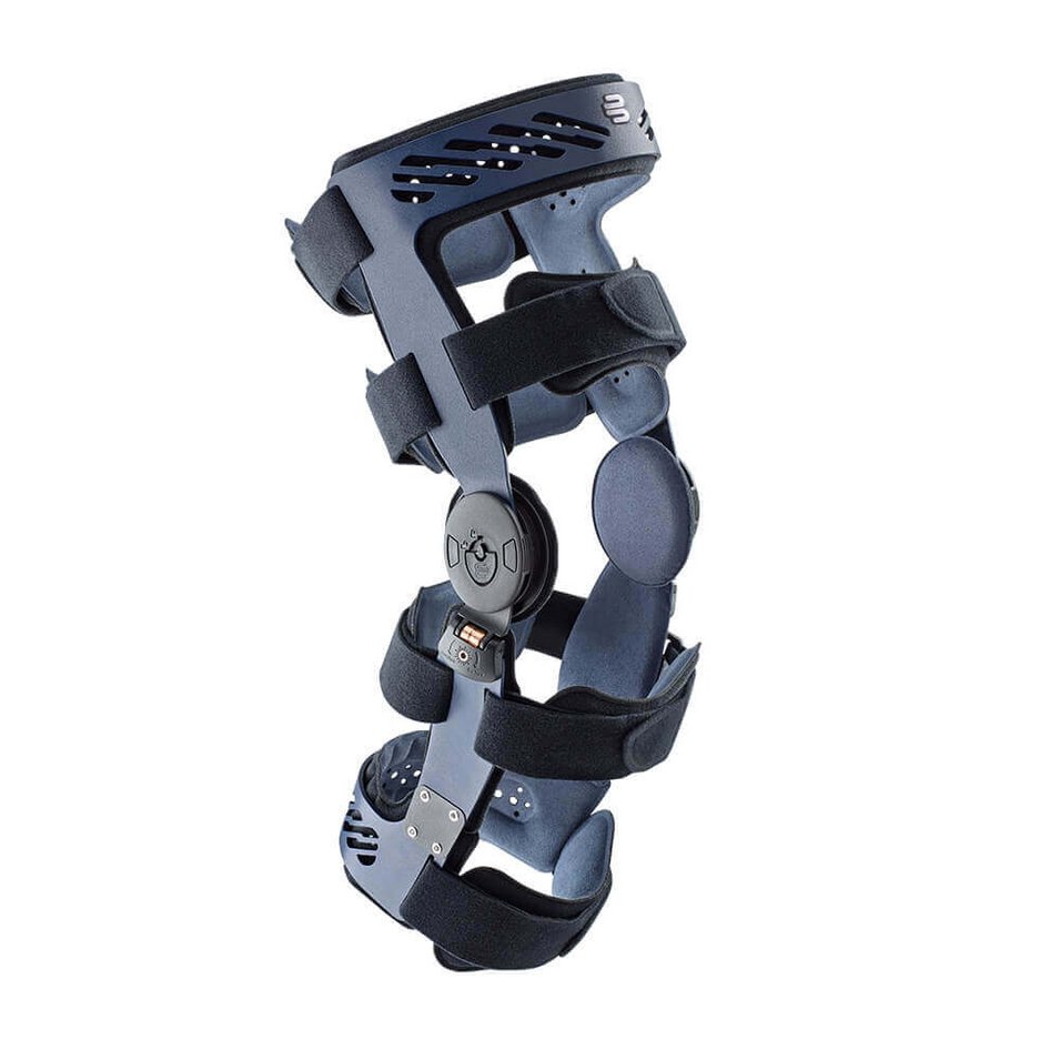 Orthese für das Knie (SecuTec OA) mit seitlichen Schienen und Klettverschlüssen zur Entlastung bei Arthrose.