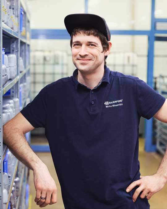 Mitarbeiter der Einlagenproduktion bei Bauerfeind