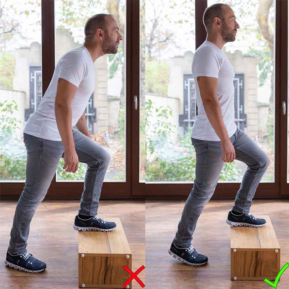 Ein Mann demonstriert, wie man richtig Treppen steigt. Ein häufiger Haltungsfehler: Der Oberkörper wird zu weit nach vorne gebeugt und der Nacken überstreckt.