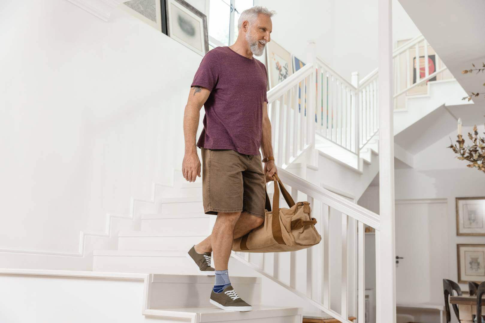 Das Bild zeigt einen Mann beim Herabgehen einer Treppe. Zur Stabilisierung seines Fußgelenks trägt er eine MalleoTrain Bandage, die u.a. bei einer Sprunggelenkarthrose Abhilfe schafft.