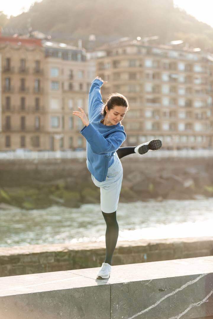 Das Bild zeigt eine Frau die Gymnastik macht. Dabei handelt es sich um Venengymnastik. Sie trägt VenoTrain micro Kompressionsstrümpfe von Bauerfeind.